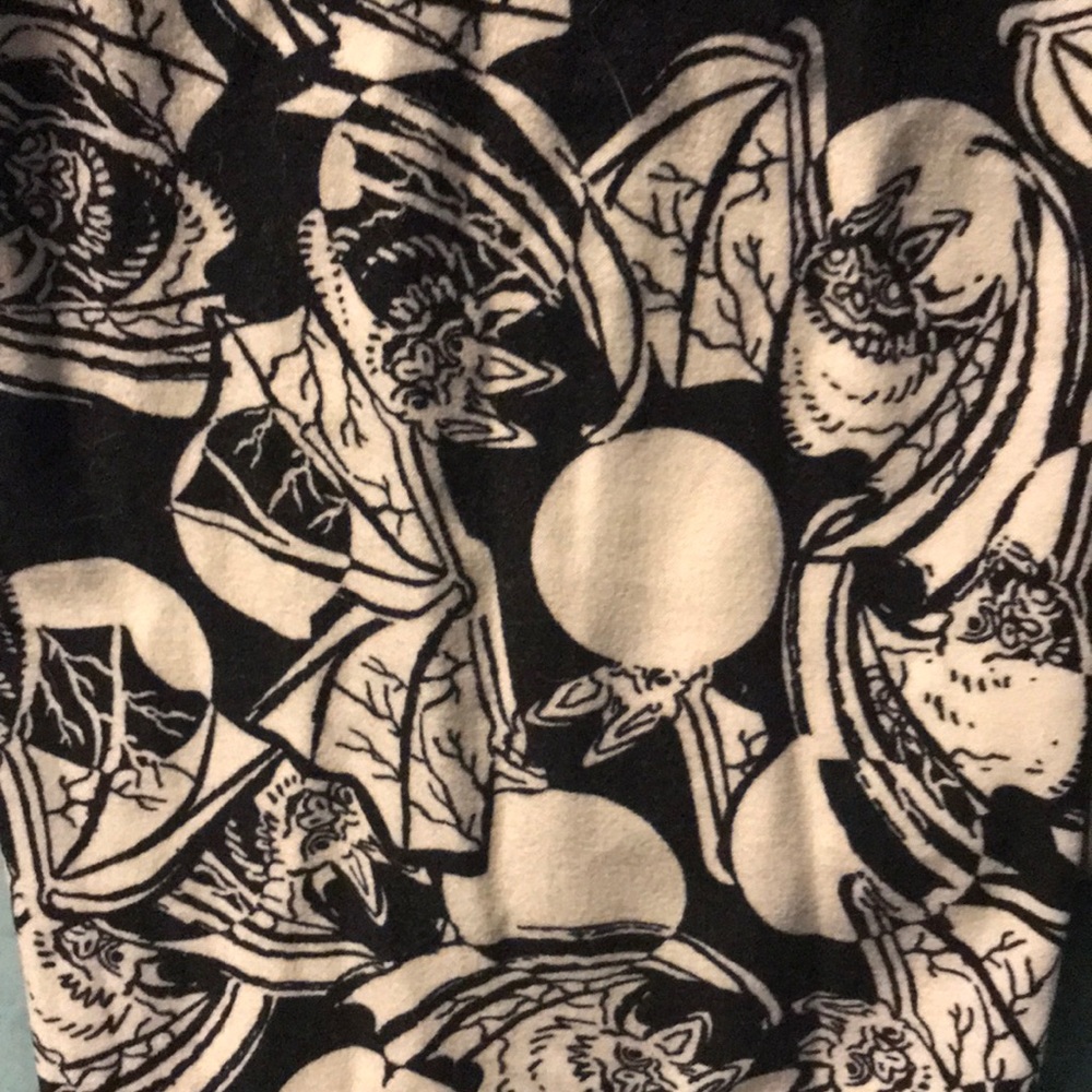 Used lularoe bat leggings os